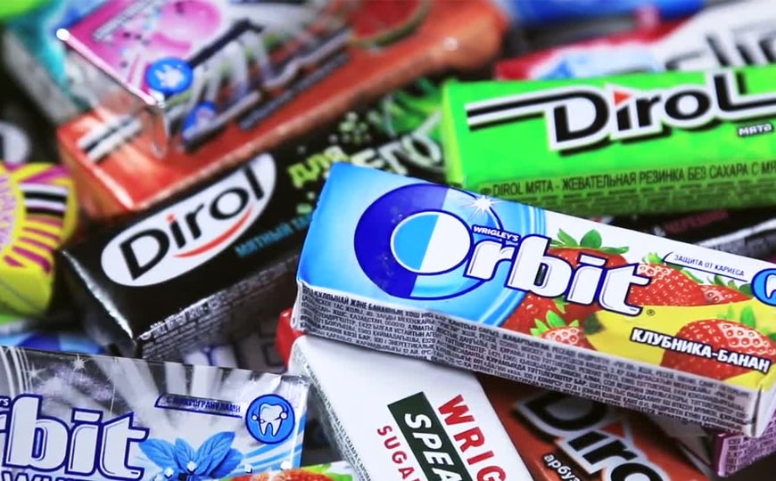 Sugar-free gum helps to clean teeth